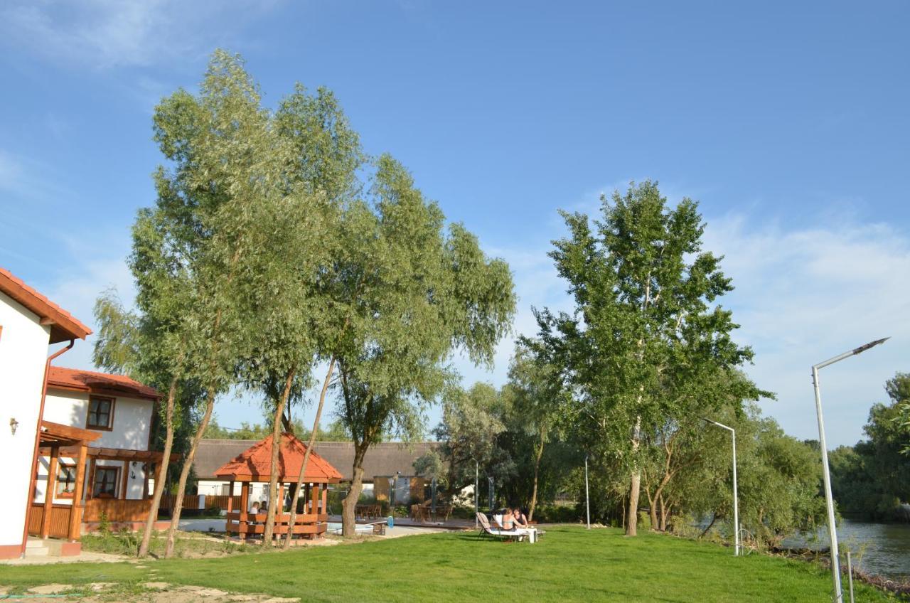Dumbrava Hotell Uzlina Exteriör bild