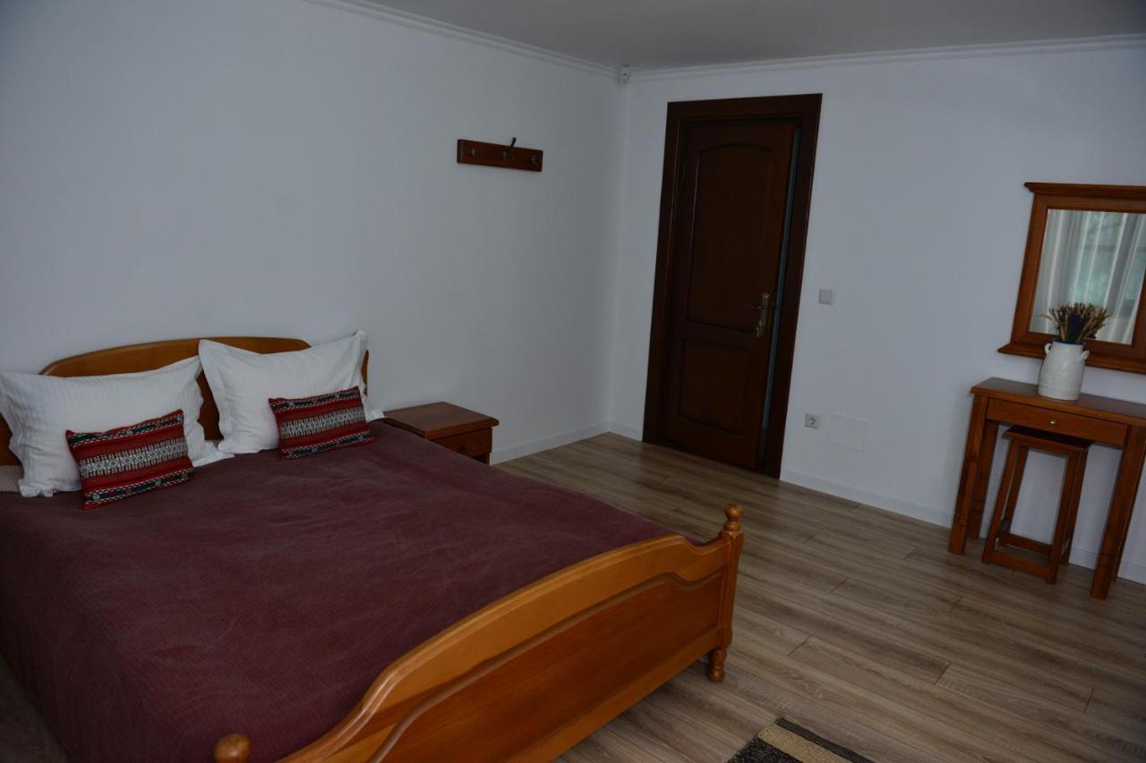 Dumbrava Hotell Uzlina Exteriör bild