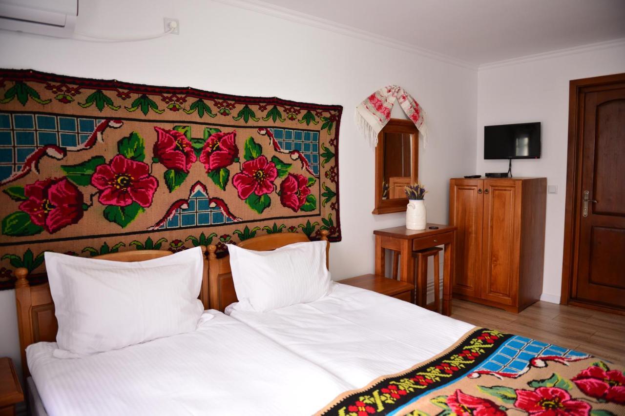 Dumbrava Hotell Uzlina Exteriör bild
