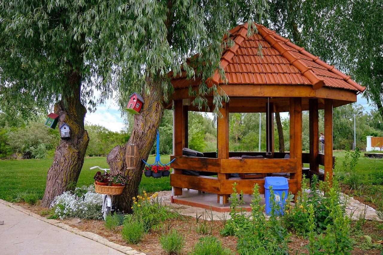 Dumbrava Hotell Uzlina Exteriör bild