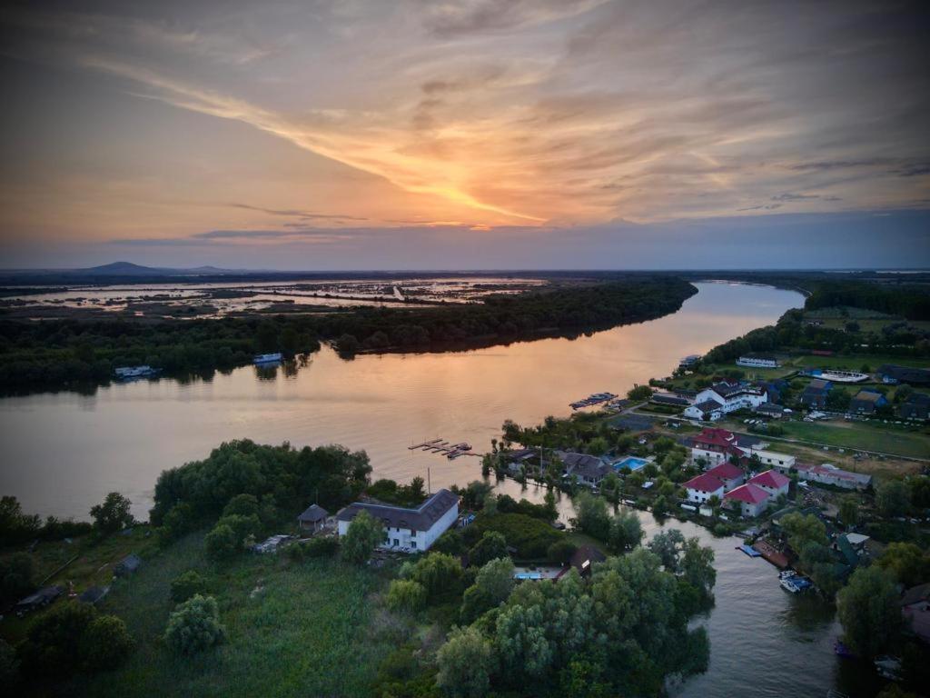 Dumbrava Hotell Uzlina Exteriör bild